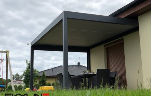 Bioklimatická pergola Skyline realizace v Mníšku pod Brdy